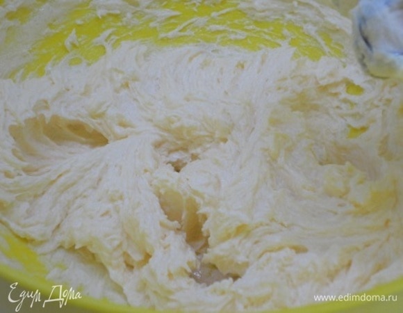 Мягкое сливочное масло взбить до пышности (5–7 минут). Затем по одному ввести яйца, тщательно взбивая массу после каждого. Если используете миндальный ароматизатор, добавьте его к маслу.