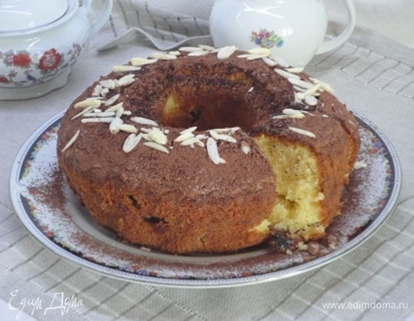 Выпекайте при 175–180°C 35–40 минут. Готовность проверяйте деревянной шпажкой. Готовый остывший пирог посыпьте какао-порошком и украсьте рубленым миндалем.