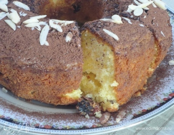 И обязательно разрез. Кекс хорошо пропекся, пористый. Но мне больше нравятся кексы с влажной структурой :)