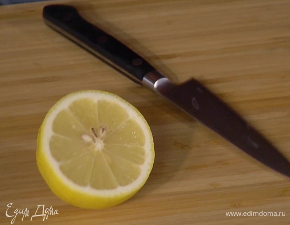 Из лимона выжать сок.