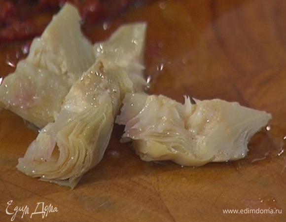 Артишоки нарезать кусочками.