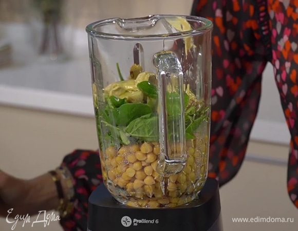 Готовый нут, шпинат, артишоки и чеснок выложить в чашу блендера, добавить пасту тахини, оливковое масло и сок лимона, все посолить и взбить в однородную, гладкую массу.