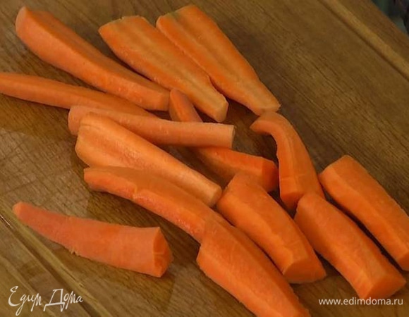 Морковь почистить, у сладкого перца удалить плодоножку и семена.