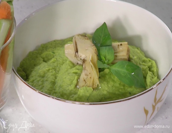 Все овощи нарезать тонкими брусочками и подавать с хумусом.