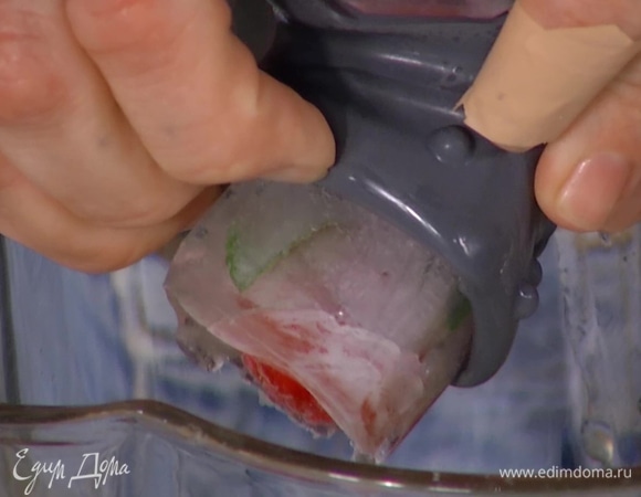 Часть ягод малины и листьев мяты разложить в формочки для льда, залить негазированной водой и заморозить.