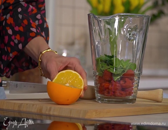 Оставшуюся малину и листья мяты выложить в кувшин, добавить сок лимона, сахарный сироп и размять.