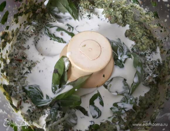 Затем влейте сливки, добавьте базилик и измельчите до однородного состояния. Можно добавить больше или меньше. Зависит от того, какую консистенцию вы хотите получить. 1 стакан сливок дает консистенцию каши, которая немного расползается. В этот раз я добавила меньше сливок, чтобы на фото можно было придать форму.