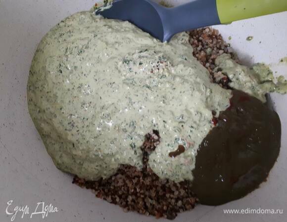 Вылейте получившуюся смесь на киноа, добавьте оставшиеся специи, посолите, перемешайте и прогревайте на среднем огне 5–10 минут, помешивая время от времени.