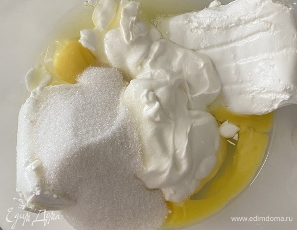 Тем временем приготовить начинку. Смешать все ингредиенты в миске и взбить венчиком до однородной консистенции. Если берете зернистый творог, необходимо протереть через сито. Смородину промыть, хорошо просушить на бумажных полотенцах, обрезать хвостики.