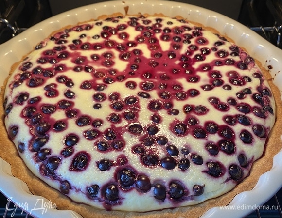 Выпекать пирог до румяной корочки, в течение 45 минут. Во время приготовления начинка сильно поднимется, но после охлаждения немного опустится, это нормально. Достать из духовки и охладить в форме до комнатной температуры. После этого пирог легко выйдет из формы, если она разъемная. Приятного чаепития!