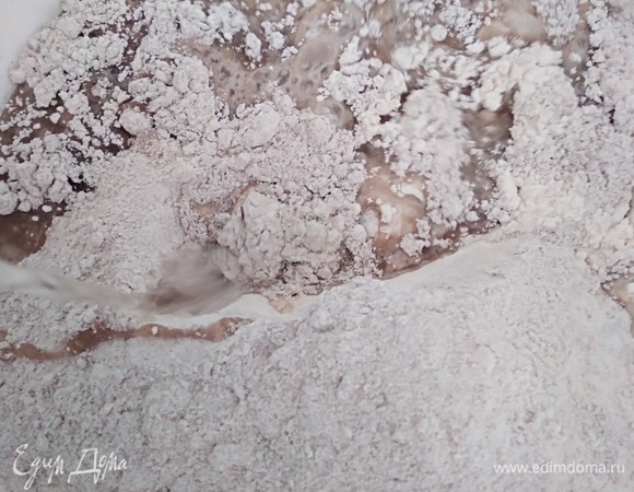 Для теста соединить кипяток и масло. Отдельно смешать муку и соль, влить масляную смесь.