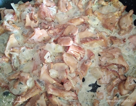 Влить сливки. Тушить еще 5 минут, сливки должны почти выпариться.