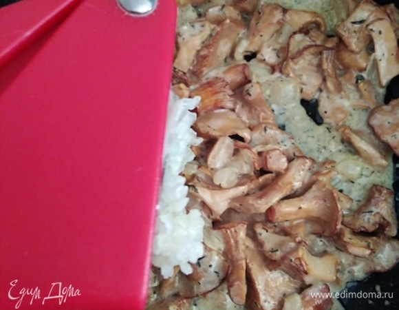 Выдавить чеснок и перемешать. Дать начинке остыть. Духовку разогреть до 170°C.