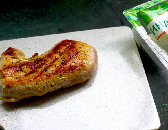 Разогреть гриль или сковороду-гриль, смазать слегка решетку маслом. Филе обжарить, нарезать ломтями. Нектарины запечь на гриле.