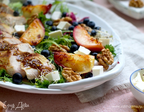 Смешать все ингредиенты для заправки, взбить вилкой или в банке с крышкой. Приправить салат 2 ст. л. соуса и подавать.