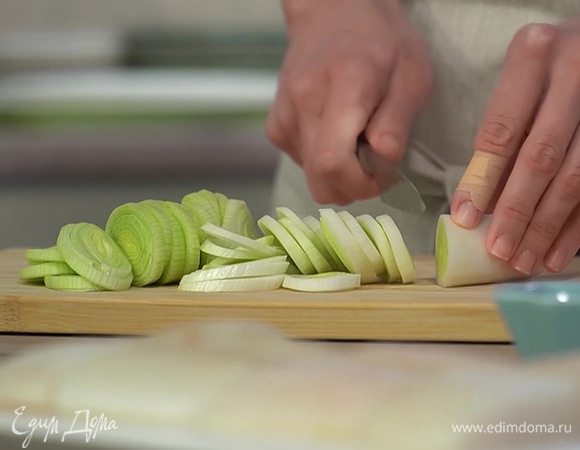 Порей нарезать тонкими кольцами.