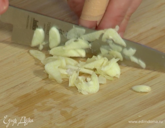 Чеснок почистить, порубить, добавить в сковороду. 