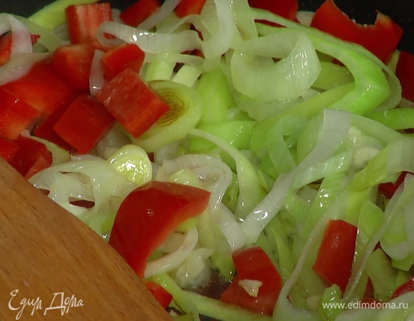 Сладкий перец, удалив плодоножку с семенами, нарезать небольшими кубиками и выложить к овощам, посыпать раскрошенным пальцами пеперончино, немного посолить и перемешать, затем добавить томатную пасту и слегка все обжарить.