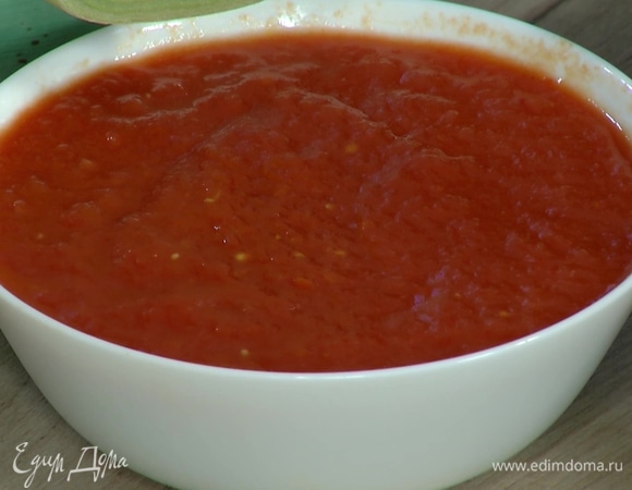 Помидоры в собственном соку добавить в сковороду и немного потомить соус.