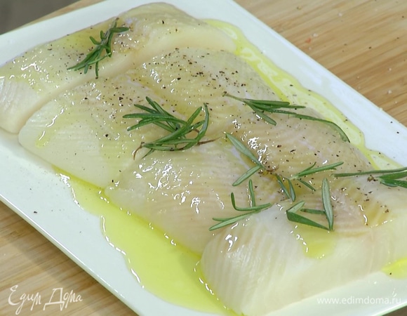 Рыбу сбрызнуть оставшимся оливковым маслом, посолить, поперчить, посыпать половиной листьев розмарина.