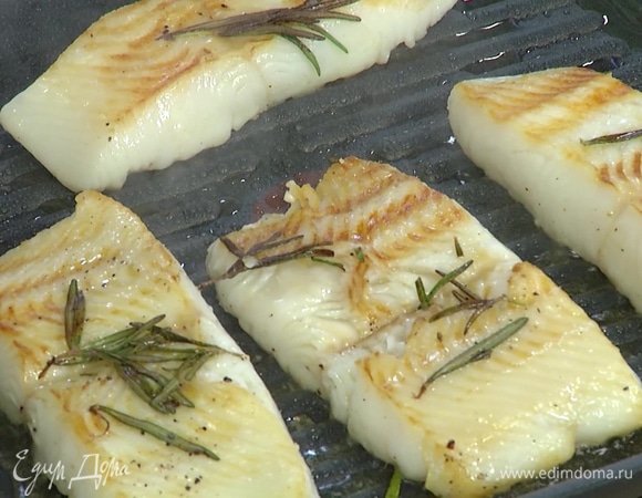 Разогреть сухую сковороду-гриль и обжаривать филе по 2–3 минуты с двух сторон до готовности.