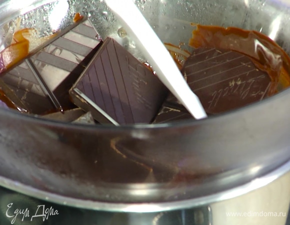 Шоколад растопить на водяной бане.