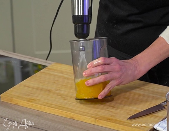 Желтки и сахар поместить в чашу блендера и взбить в пышную массу.