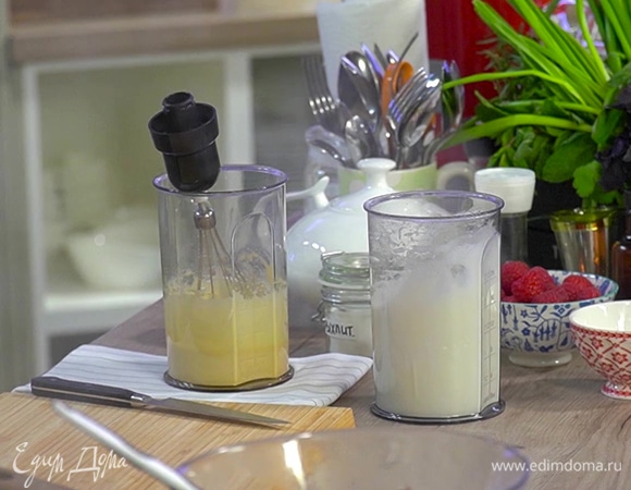 Белки в отдельной посуде взбить в плотную пену.