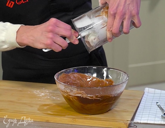 Растопленный шоколад смешать с желтково-сахарной массой, всыпать муку и соль, все перемешать, затем частями ввести взбитые белки.