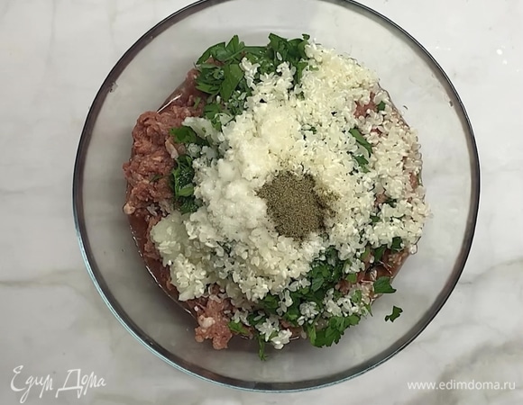Берем фарш (говядина и свинина), добавляем измельченный лук, нарезанную зелень, промытый рис, соль и черный перец по желанию.