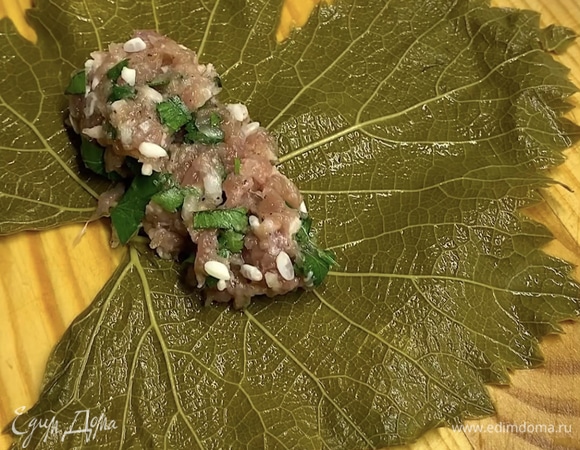 На шершавую сторону листа выкладываем немного фарша.