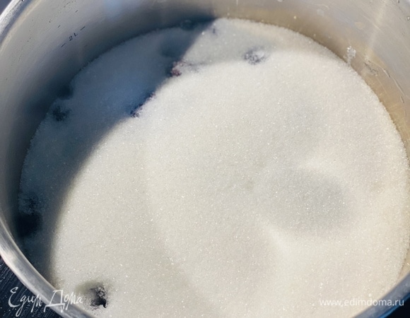 Поместить в кастрюлю, засыпать сахаром (можно делать любой литраж по формуле 1:1) и варить на сильном огне до закипания.