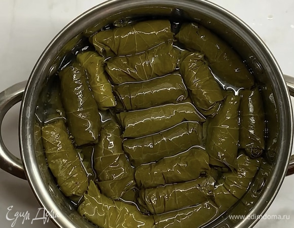 Каждую долму укладываем плотно в кастрюлю. Выкладываем слоями. У меня получилось 3 слоя долмы. Заливаем воду так, чтобы она почти покрывала долму.