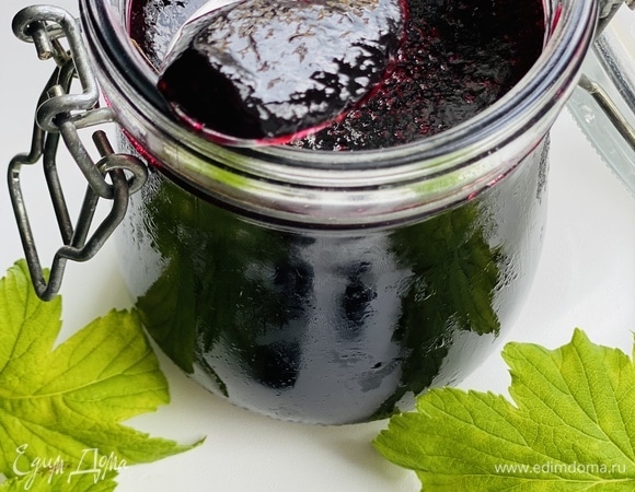 Разлить по чистым банкам, остудить и убрать в холодильник.