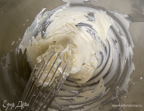 Сыр маскарпоне комнатной температуры взбиваем венчиком.