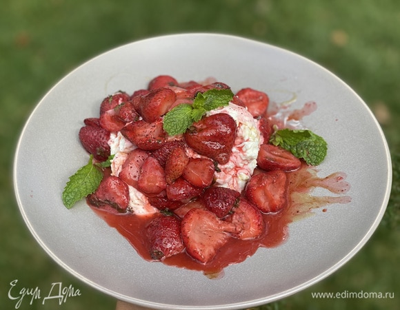 Как только достали клубнику, достаем и крем. Раскладываем по тарелочкам крем, щедро выкладываем клубнику поверх и поливаем соком. Наслаждаемся!