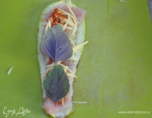 Сверху посыпать паприкой и выложить несколько листиков базилика.