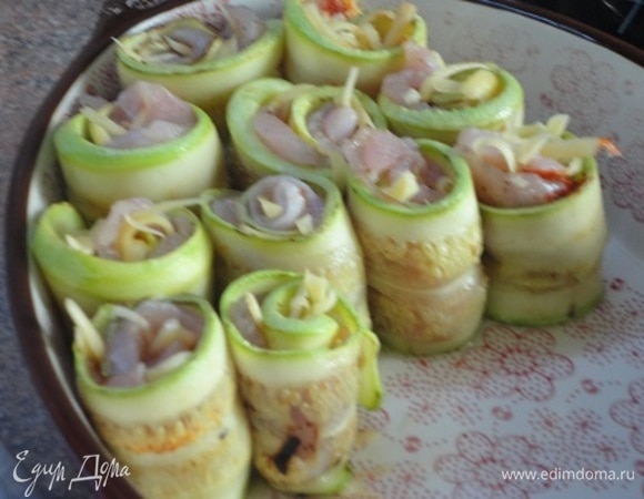 Свернуть рулетик, и можно не скалывать шпажкой, а просто вот так ставить в форму для запекания.