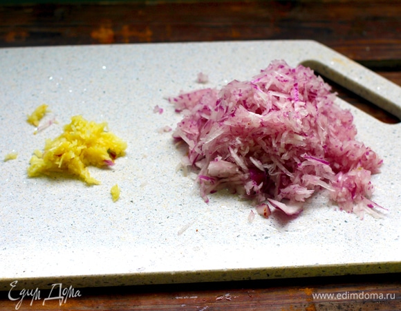 Нашинковать лук и чеснок. Томаты вынуть из банки, снять шкурку и измельчить.