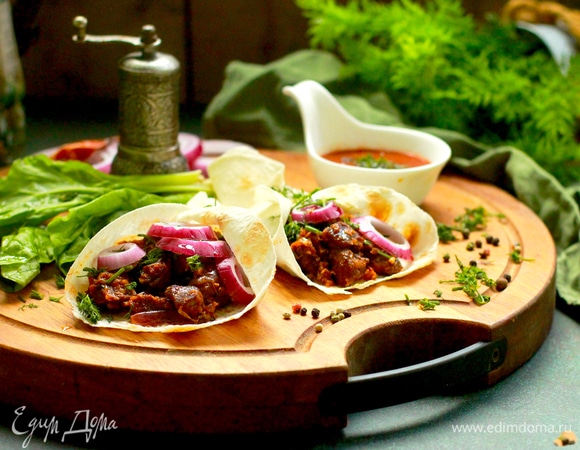 Если требуется, выровнять на соль. Нашинковать лук кольцами для подачи.