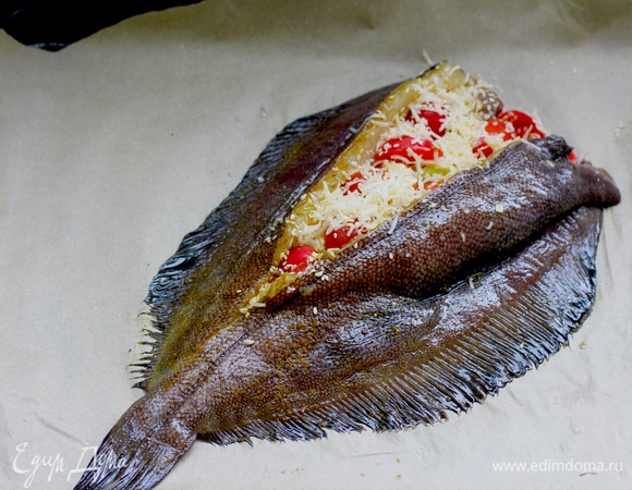 Надрезаем камбалу с одной стороны по позвоночнику, заводим нож вправо и влево, раскрываем рыбу «бабочкой». Солим, приправляем специями.