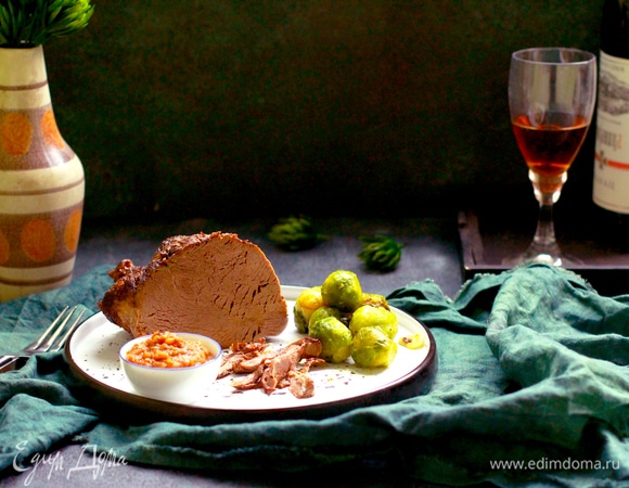 Приготовим соус. Измельчим овощи вместе с вином, уварим до необходимой/желаемой консистенции. Я протерла через сито, чтобы удалить неизмельченные комочки овощей, листочки трав. Соус приправим солью после уваривания.