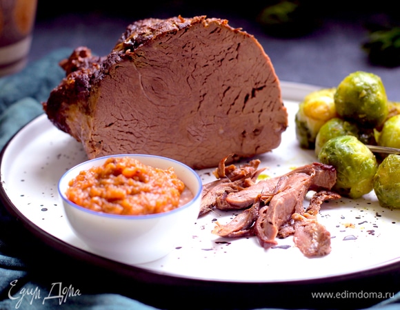 Подаем мясо тонко нарезанным, политым соусом, с полентой или картофельным пюре. Я подавала с обжаренной в оливковом масле с чесноком брюссельской капустой.