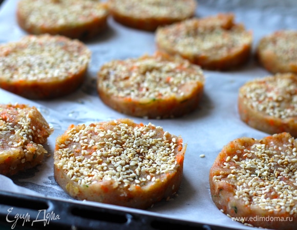 Сформировать с помощью кулинарного кольца круглые биточки на пергаменте, посыпать кунжутом. Выпекать в духовке минут 15–20 (до готовности) при температуре 180°C.