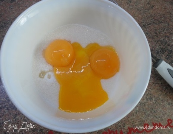 Молоко в небольшой кастрюльке доведите до кипения и уберите с огня. Желтки смешайте с сахаром, ванилином и мукой в однородную массу. Добавьте лимонный сок с цедрой. Перемешайте.