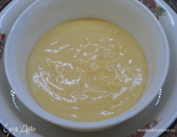 Не переставая мешать, тонкой струйкой влейте горячее молоко. Перелейте всю массу опять в кастрюльку. Поставьте на умеренный нагрев и варите до загустения при постоянном помешивании. Перелейте в холодную емкость, остудите.