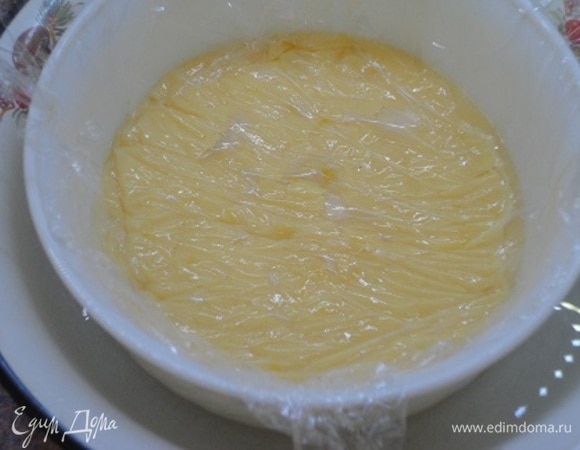 Накройте пищевой пленкой в контакт, чтобы крем не заветрился, и уберите в холодильник на пару часов.