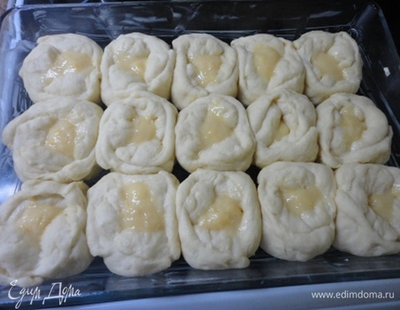 Соедините края теста. Выложите булочки в смазанную маслом форму и оставьте для расстойки.