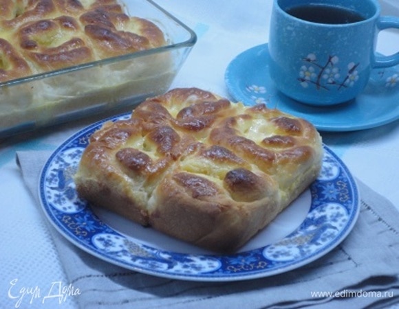 Выпекайте 15–20 минут при 180°C. Приготовьте заливку. Достаньте булочки из духовки, смажьте с помощью кисточки и верните в духовку еще минут на 5.