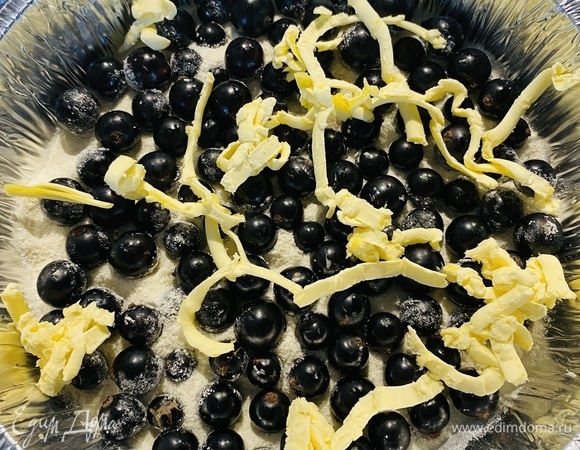 В форму (22 см) поочередно выкладывать сухую смесь, на нее — ягоду, следом — натертое на терке мороженое сливочное масло. В форме такого диаметра должно получиться 2 слоя смородины.